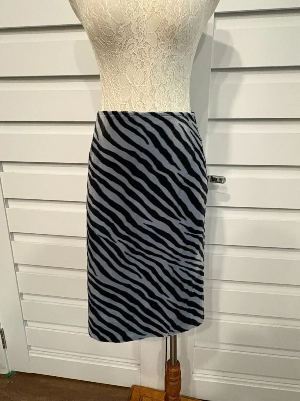 Vintage Harrods Edgy Rockstar Zebra Print Plush Pencil Skirt Gray Black Size 4